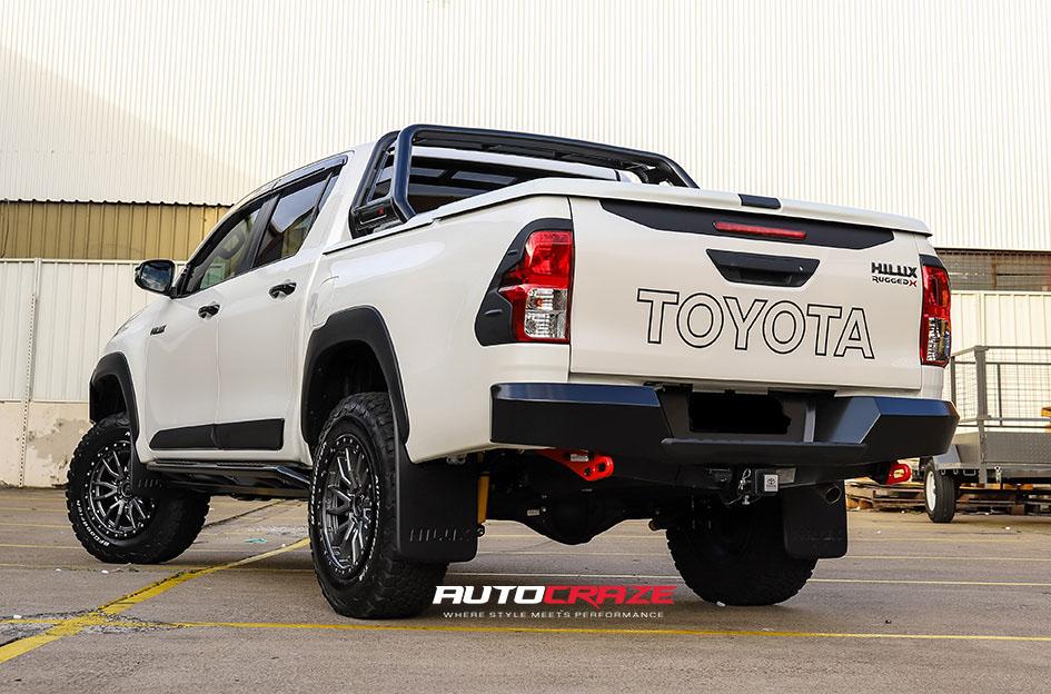 TOYOTA HILUX 4WD REBEL ANTHRACITE CENTER W BLACK LIP